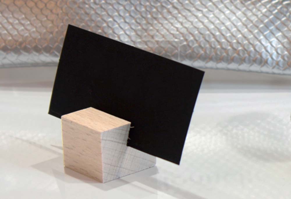 Mini socle carré de 25 x 25 x 20 mm en bois - Rainure inclinée