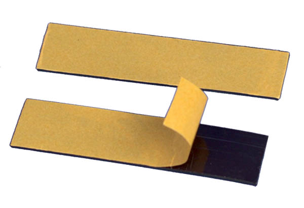Pastille rectangulaire magnétique adhésivée - 25 x 75 mm - Force 65 g/cm2
