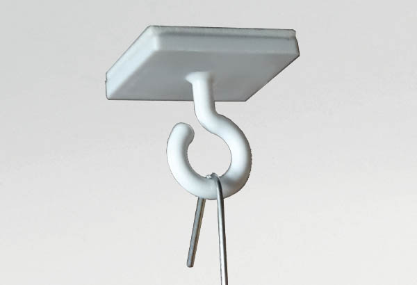 Crochet ouvert en PVC blanc avec base adhésive carrée de 23 x 23 mm