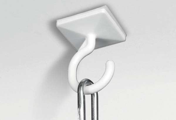 Crochet ouvert en PVC blanc avec base adhésive carrée de 25 x 25 mm