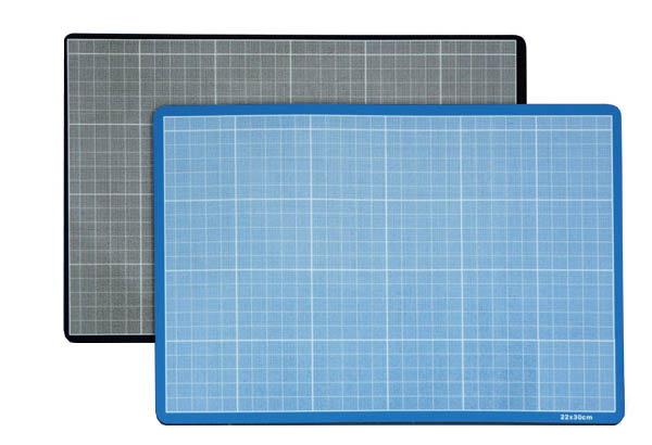 Tapis de découpe quadrillé sur les 2 faces (noire et bleue) - 600 x 900 mm
