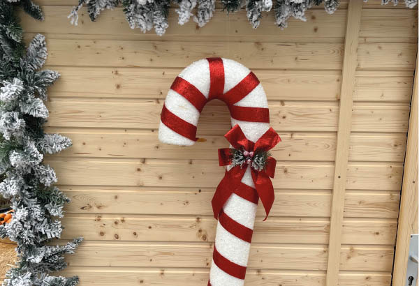 Maxi sucre d'orge blanc et rouge avec ruban rouge - Hauteur 78 cm - 31 x 15 cm