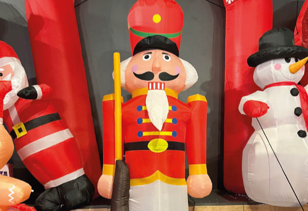 CASSE NOISETTE GONFLABLE H180cm