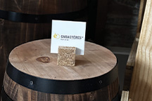 Porte visuel en liège avec rainure incliné à 45° pour QR CODE de 2 mm d'épaisseur