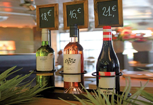 Présentoir bouteille en métal avec cadre ardoisine et profil bois - Base de 385 x 100 mm