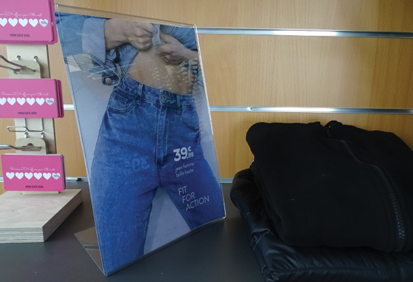 Porte-visuel incliné et pied biseauté en PET transparent - Format A4 - Vertical