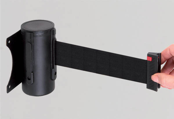 Accroche murale noire à visser avec sangle rétractable et base de 114 x 106 mm Accroche murale noire à visser avec sangle rétractable et base de 114 x 106 mm