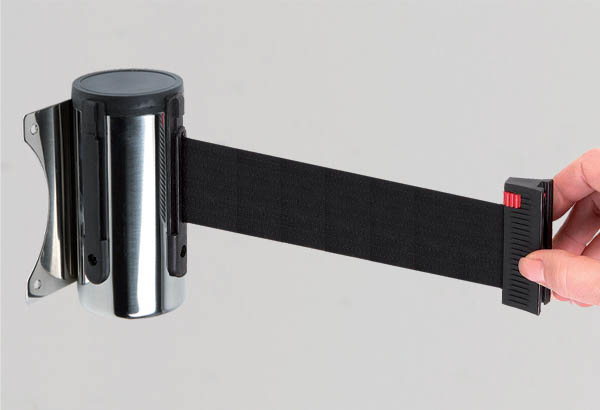 Accroche murale chromée à visser avec sangle rétractable et base de 112 x 106 mm