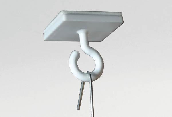 Crochet ouvert en PVC blanc avec base adhésive carrée de 23 x 23 mm