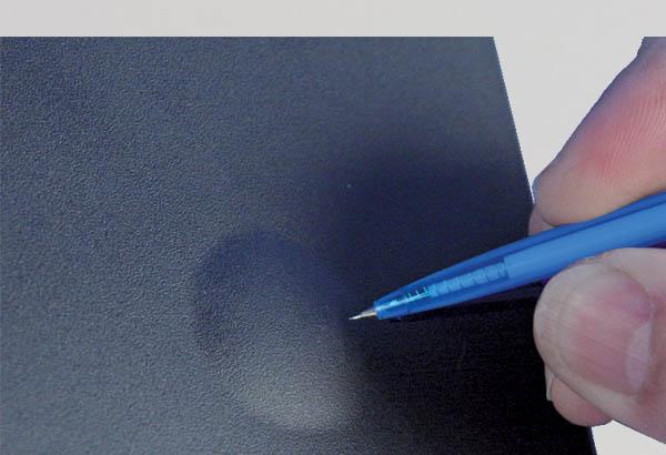 Stylo rétractable avec une pointe aiguille en métal