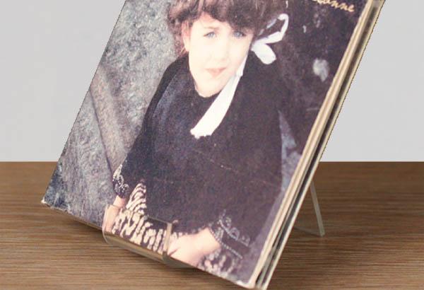 Porte produit incliné avec retour avant de 12.5 mm en acrylique - 145 x 60 mm