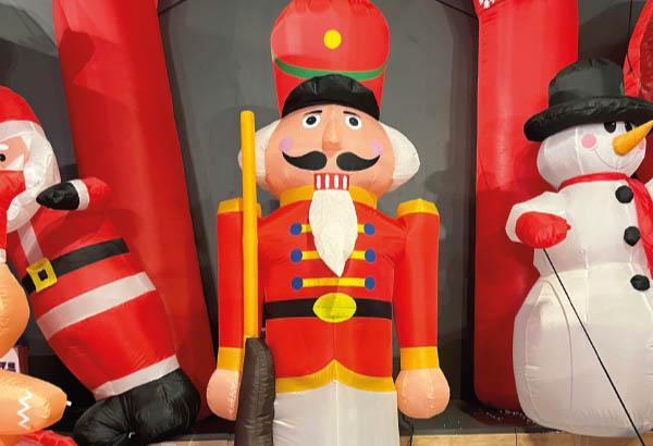 CASSE NOISETTE GONFLABLE H180cm