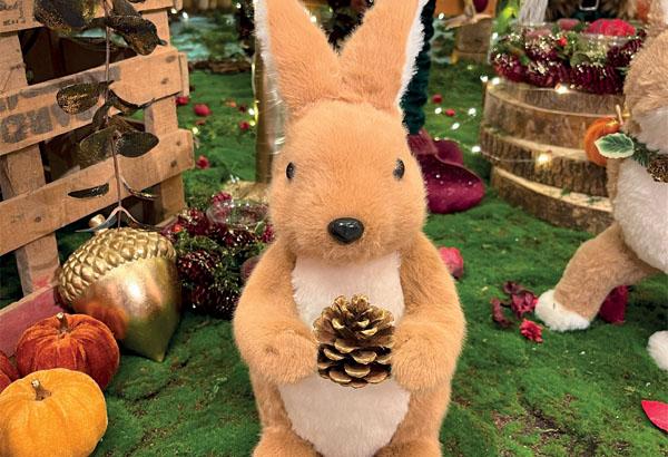 Lapin en fourrure et pomme de pin - Hauteur 31 cm - 17 x 14 cm