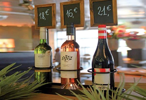 Présentoir bouteille en métal avec cadre ardoisine et profil bois - Base de 385 x 100 mm