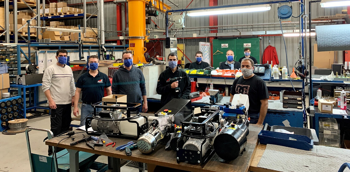 Equipe montage hydraulique et électrique