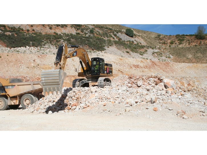 Pelle à chenilles au travail