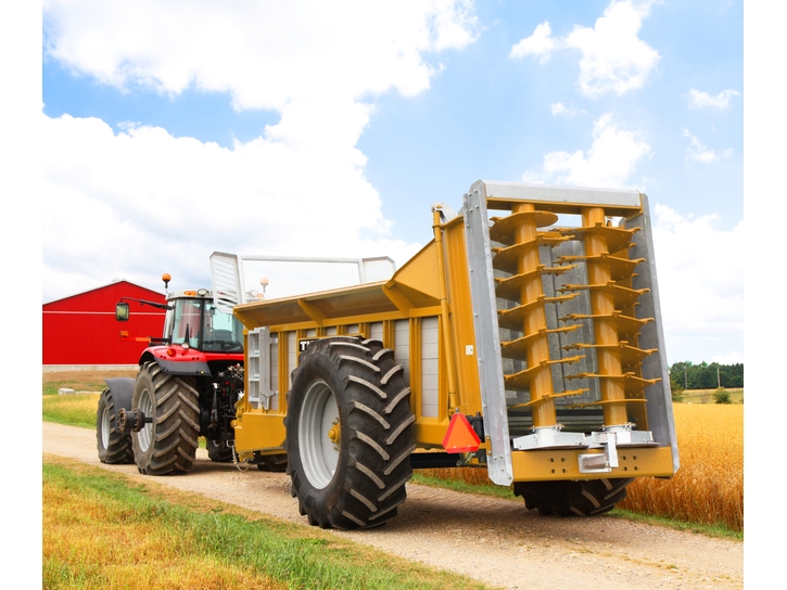 Épandeur à fumier avec tracteur
