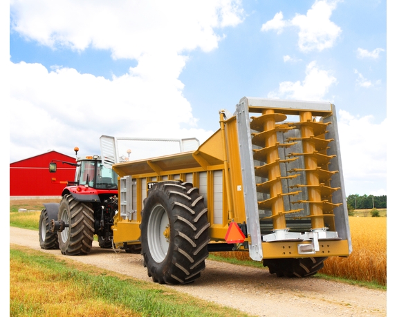 Épandeur à fumier avec tracteur