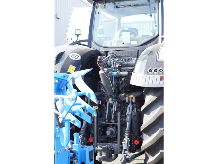 Rear of a tractor with the 3rd hand for hydraulic 3rd point