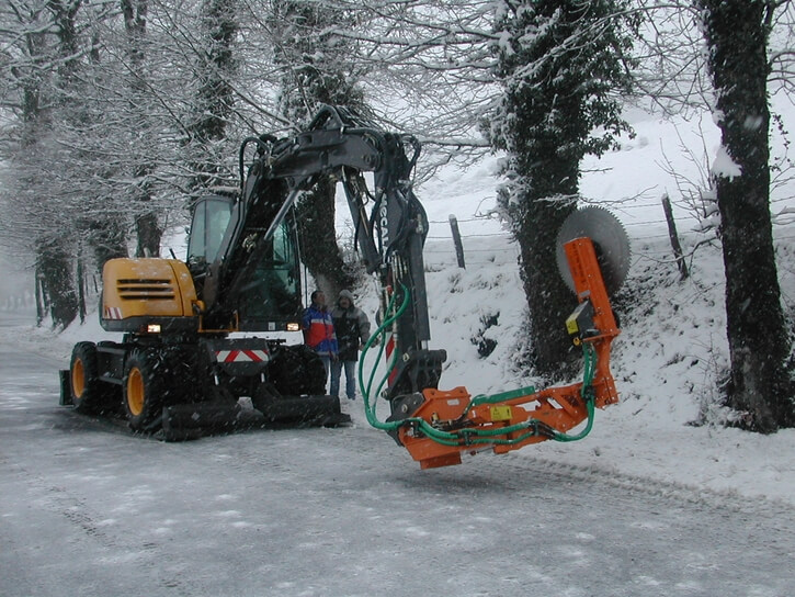 Saw Shredder on shovel with auxiliary line