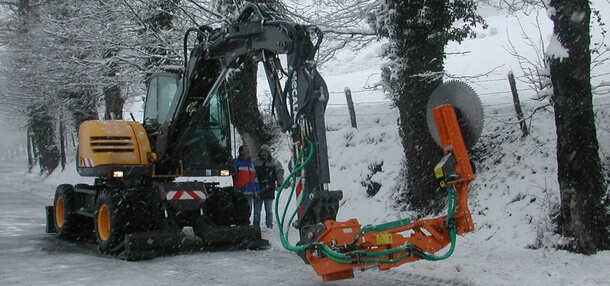 Fixed flow regulated auxiliary line on excavator with crusher